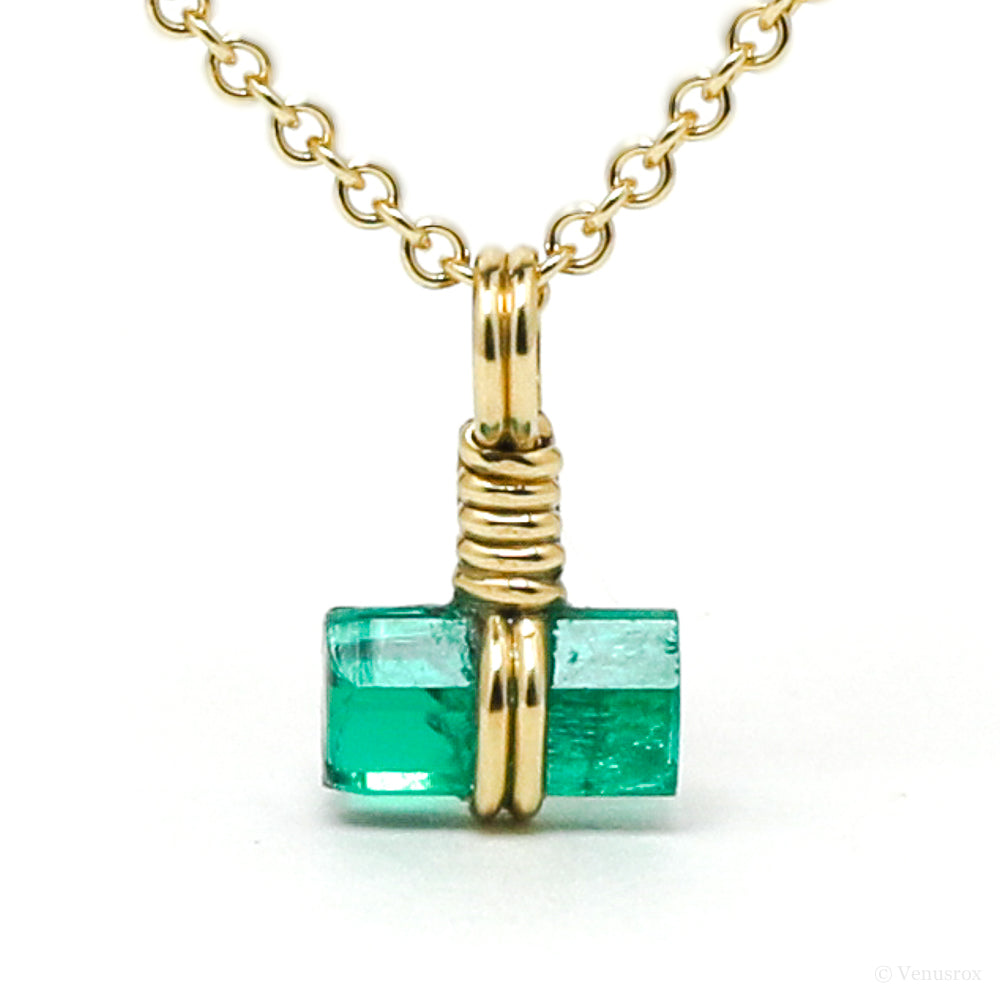 Emerald Pendant wrapped in 18Kt Gold from Chivor, Colombia | Venusrox